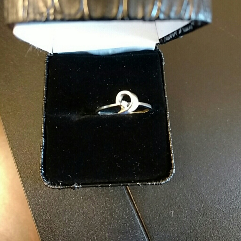 10 kt WHITE GOLD & DIAMOND RING